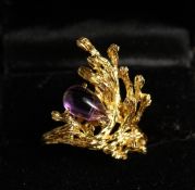 AN 18CT GOLD GRIMER STYLE RING.