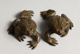 A PAIR OF JAPANESE BRONZE FROGS 2ins