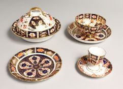 SEVEN VARIOUS CROWN DERBY JAPAN PATTERN EGG CUPS AND STANDS, BOWL AND TWO SAUCERS, muffin dish and