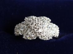 A SILVER CZ CROSSOVER RING