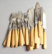 A SET OF TWELVE BONE HANDLED AND SILVER FISH KNIVES / FORKS London 1900, maker T. L.