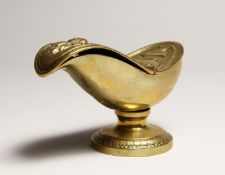 A CLASSICAL STYLE CAST BRASS PEDESTAL SPOON WARMER with hinged cover. 5.25ins long