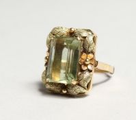 AN 18CT GOLD AND PERIDOT RING
