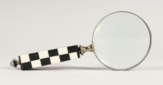 A MAGNIFYING GLASS WITH CHEQUERED HANDLE.