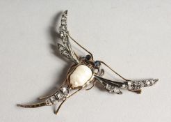 AN 18CT GOLD DRAGONFLY DIAMOND AND SAPPHIRE BROOCH with Barouk pearl
