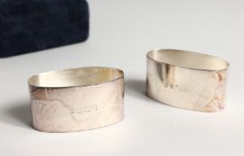 A PAIR OF SILVER BOXED SERVIETTE RINGS Sheffield