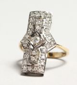 A GOOD 18K WHITE GOLD DECO DESIGN DIAMOND RING