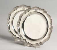 A GOOD PAIR OF HUNT & ROSKELL LATE STORR & MORTIMER VICTORIAN SILVER PLATTER with beaded edge and