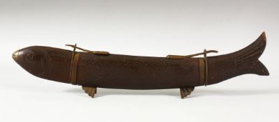AN INDIAN LARGE KNIFE AND FOLK, contained within a carved wood fish scabbard, overall 41cm long.