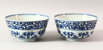 A PAIR OF CHINESE BLUE AND WHITE MING STYLE PORCELAIN RICE BOWLS, 13cm diameter.