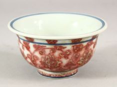 A CHINESE IRON RED AND BLUE PORCELAIN TEA BOWL, 9cm diameter.