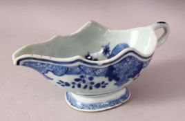 AN 18TH CENTURY CHINESE BLUE & WHITE PORCELAIN SAUCE BOAT - decorated with native floral decoration,