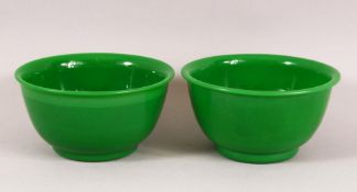 A PAIR OF CHINESE PEKING GREEN GLASS BOWLS, 11cm.