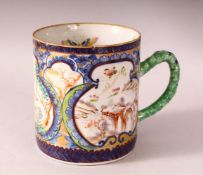 A LARGE 18TH CENTURY CHINESE CLOBBERED FAMILLE ROSE PORCELAIN MUG / TANKARD, decorated with panels