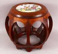 A CHINESE CARVED WOOD TABLE & INSET FAMILLE ROSE PORCELAIN PANEL TOP - the barrel table with eight