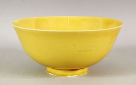 A CHINESE JIANJING YELLOW GLAZED PORCELAIN BOWL, six character mark in blue, 15cm diameter.