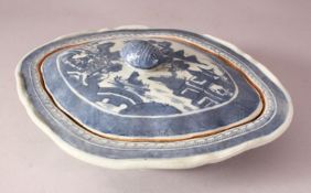AN 18TH CENTURY CHINESE BLUE & WHITE PORCELAIN TUREEN & COVER - decorated with native landscape