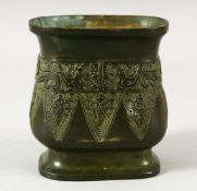 A CHINESE ARCHAIC STYLE BRONZE VESSEL / VASE - 9CM