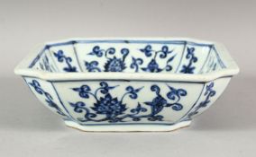 A CHINESE MING STYLE BLUE & WHITE PORCELAIN 8 EDGE BOWL - decorated with scenes of lotus, the base