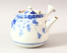 AN EARLY 20TH CENTURY CHINESE BLUE AND WHITE PORCELAIN TEAPOT, 10cm high.