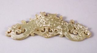 A LARGE CHINESE CARVED HARDSTONE PENDANT, 13cm