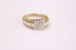 A stylish 9ct gold ring.