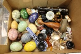 Hardstone eggs and other collectables.