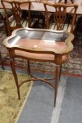 A good Edwardian mahogany bijouterie table of shaped outline with inlaid decoration.