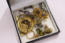 A small box of jewellery.