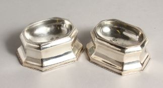 A VERY GOOD PAIR OF GEORGE I TRENCHER SALTS London 1715 Maker T. PARR