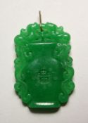 A GOLD TOP JADE URN PENDANT.