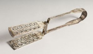 A PAIR OF SILVER ASPARAGUS SERVERS, with shell cast handles and pierced blades London, 1829 10.