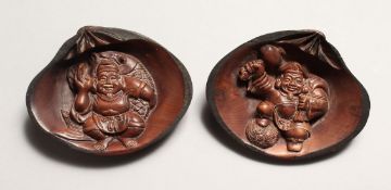 A JAPANESE CARVED WOOD CLAM.
