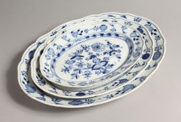 THREE 20TH CENTURY MEISSEN BLUE AND WHITE ONION PATTERN DISHES. 19ins, 15ins & 13ins long Cross