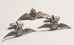 A PAIR OF SILVER R.A.F. CUFF LINKS AND PIN