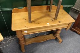 A Victorian pine single drawer side table / dressing table.