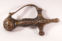 A 19TH CENTURY INDIAN SILVER AND COPPER INLAID BRONZE TULWAR HILT, 17.5cm.