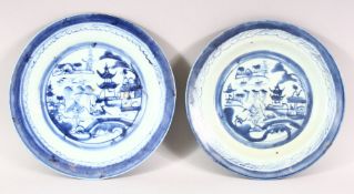 A PAIR OF 18TH / 19TH CENTURY CHINESE BLUE & WHITE PORCELAIN PLATES - each depicting a riverside