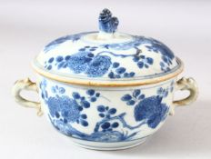 A CHINESE BLUE AND WHITE PORCELAIN ECULLE AND COVER, painted with native flora, 17.5cm diameter (