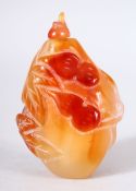 A CHINESE CARVED HARD STONE GOURD SHAPED SNUFF BOTTLE - the snuff bottle carved with gours and