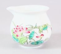 A 20TH CENTURY CHINESE FAMILLE ROSE PORCELAIN POURER / EWER - decorated with floral decorations