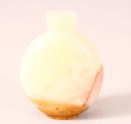 A CHINESE JADE / HARD STONE SNUFF BOTTLE, 5.5cm.