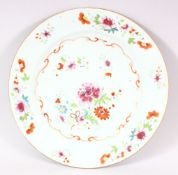 A CHINESE QIANLONG PERIOD FAMILLE ROSE PORCELAIN PLATE - decorated with native floral displays -