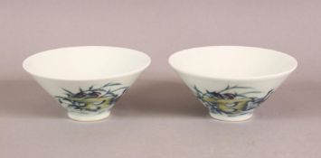 A PAIR OF 19TH / 20TH CENTURY CHINESE DOUCAI DECORATED PORCELAIN CUPS - decorated with ducks in