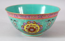 A CHINESE FAMILLE ROSE TURQUOISE GLAZE PORCELAIN BOWL - the bowl decorated with a turquoise ground