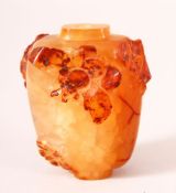 A CHINESE CARVED AGATE SNUFF BOTTLE, 5.5cm.