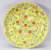 A VERY LARGE AND IMPRESSIVE CHINESE FAMILLE JAUNE PEACH DISH, painted with continuous pattern of