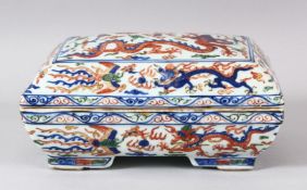 A CHINESE MING STYLE WUCAI PORCELAIN RECTANGLAR BOX AND COVER, painted with dragons and phoenix, the