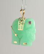A 14CT GOLD JADE MOUNTED ELEPHANT PENDANT