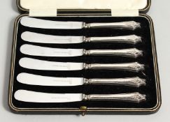 A SET OF SIX SILVER HANDLED TEA KNIVES in a fitted case. Sheffied, 1930.